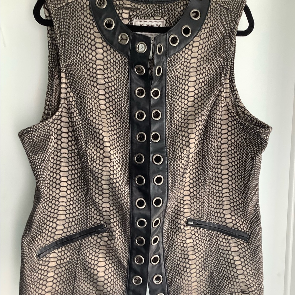 EC Beautiful vest with grommet trim, Women’s plus size 1X